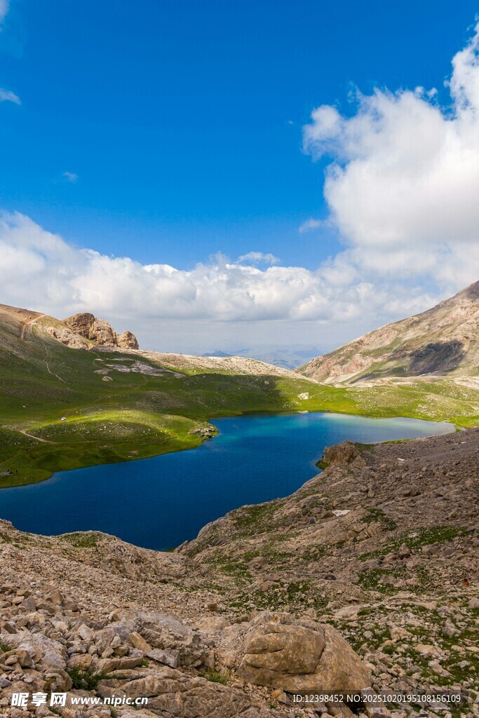 高山湖畔美景