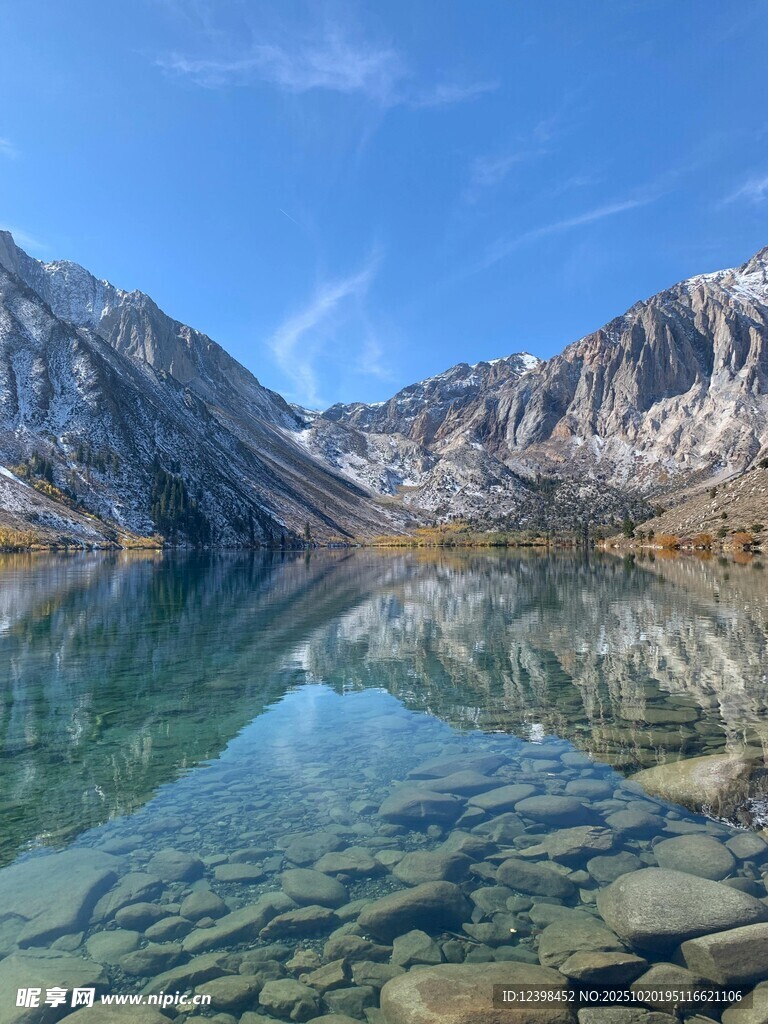 清澈湖水映巍峨雪山