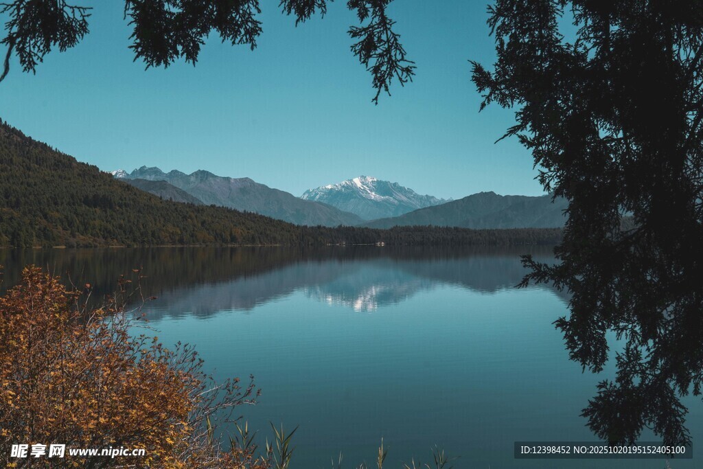 宁静湖畔的山水风光