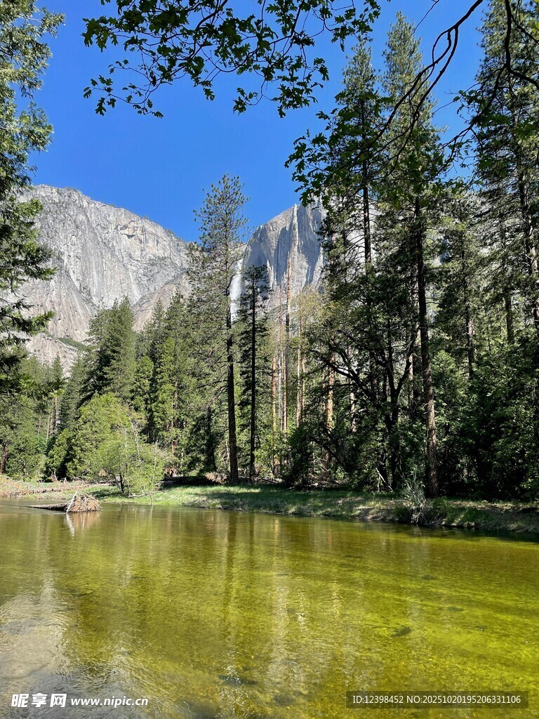 山林间的碧绿湖水美景