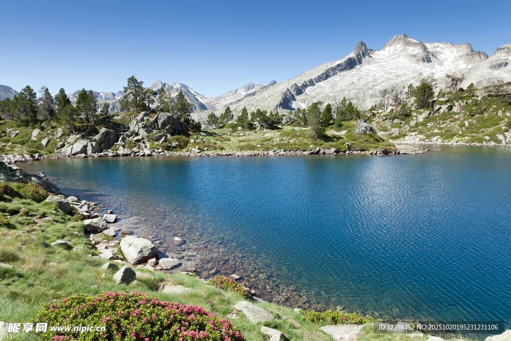 山间静谧蓝湖美景