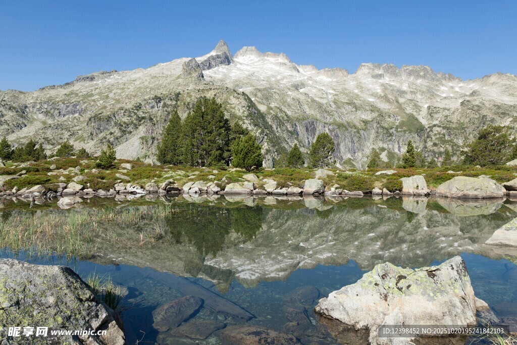 雪山下的静谧湖泊