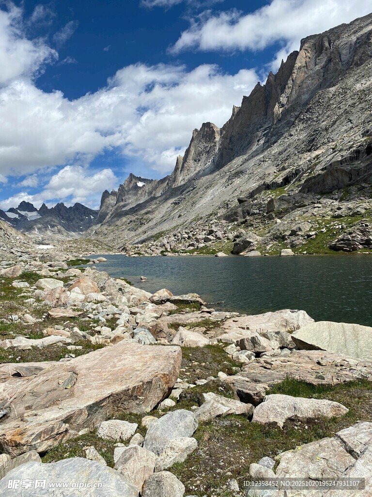 高山湖畔美景