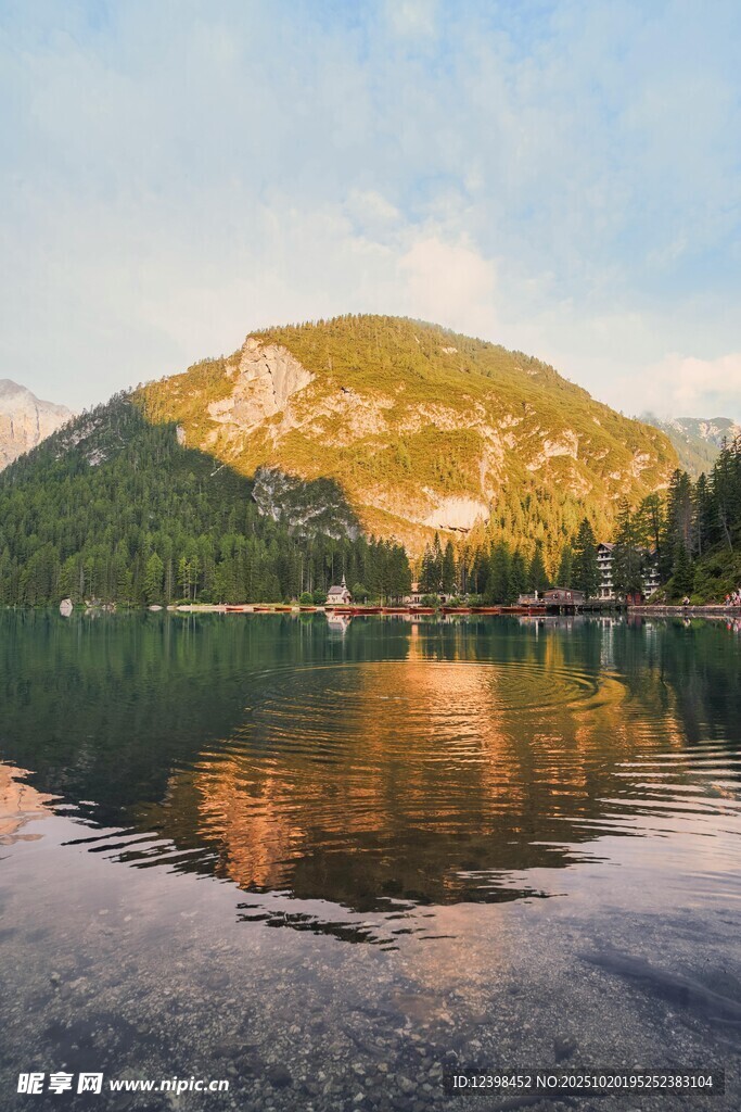 湖畔青山倒影美景