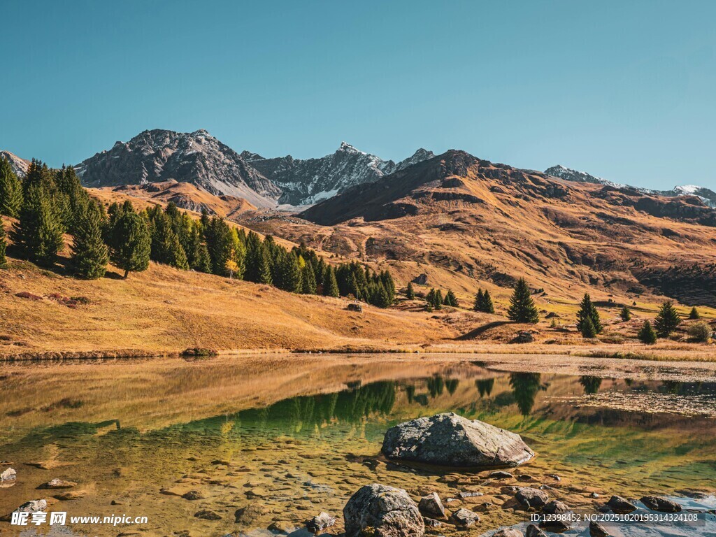 秋日山间静谧湖泊美景
