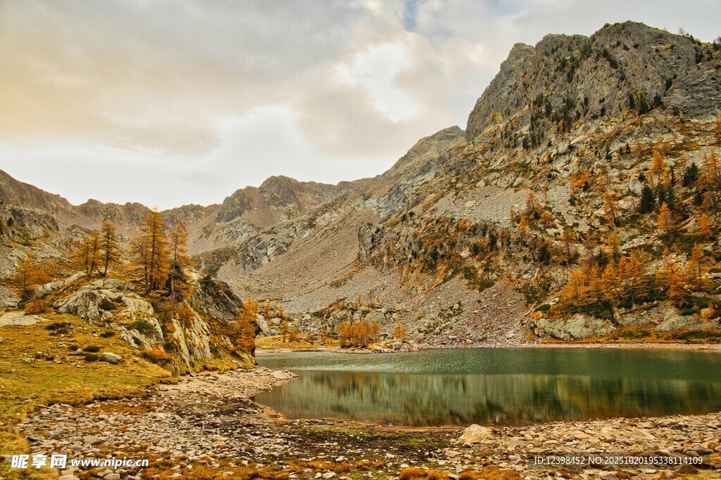 山间碧湖美景