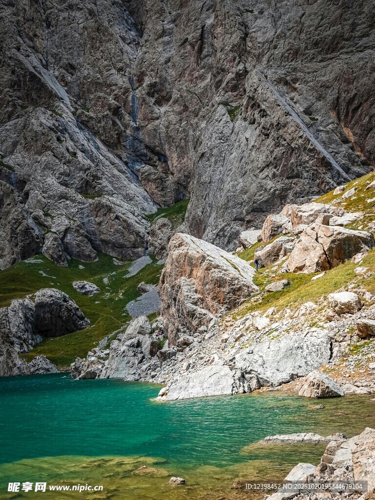 山间碧湖