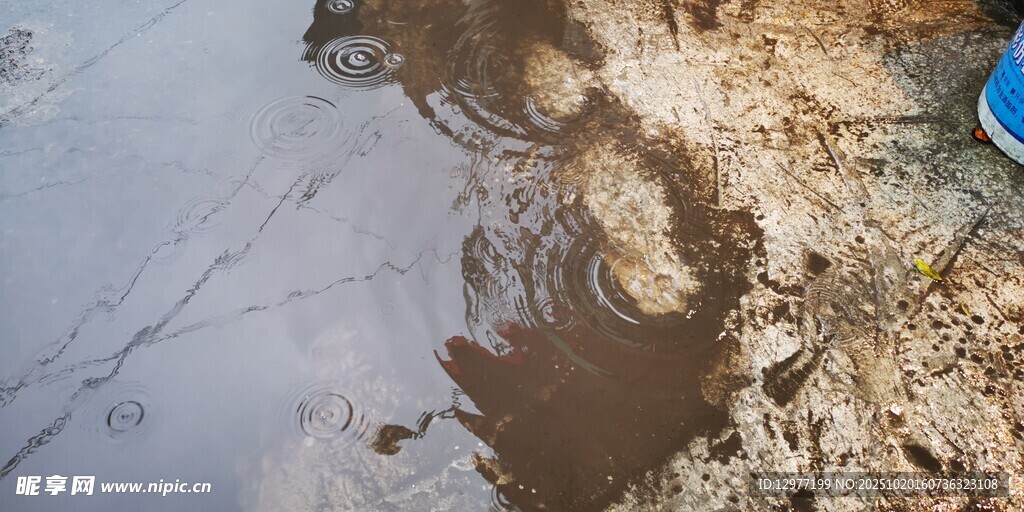 雨后水坑地面  泥土破损场景