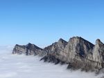 云海中的巍峨山峰