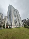 高层住宅与开阔草地景观