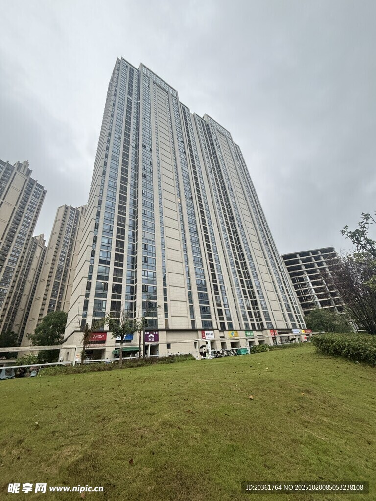 高层住宅与开阔草地景观