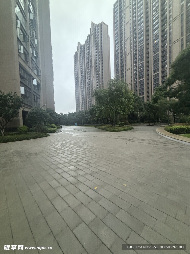 城市小区内的开阔步道景观