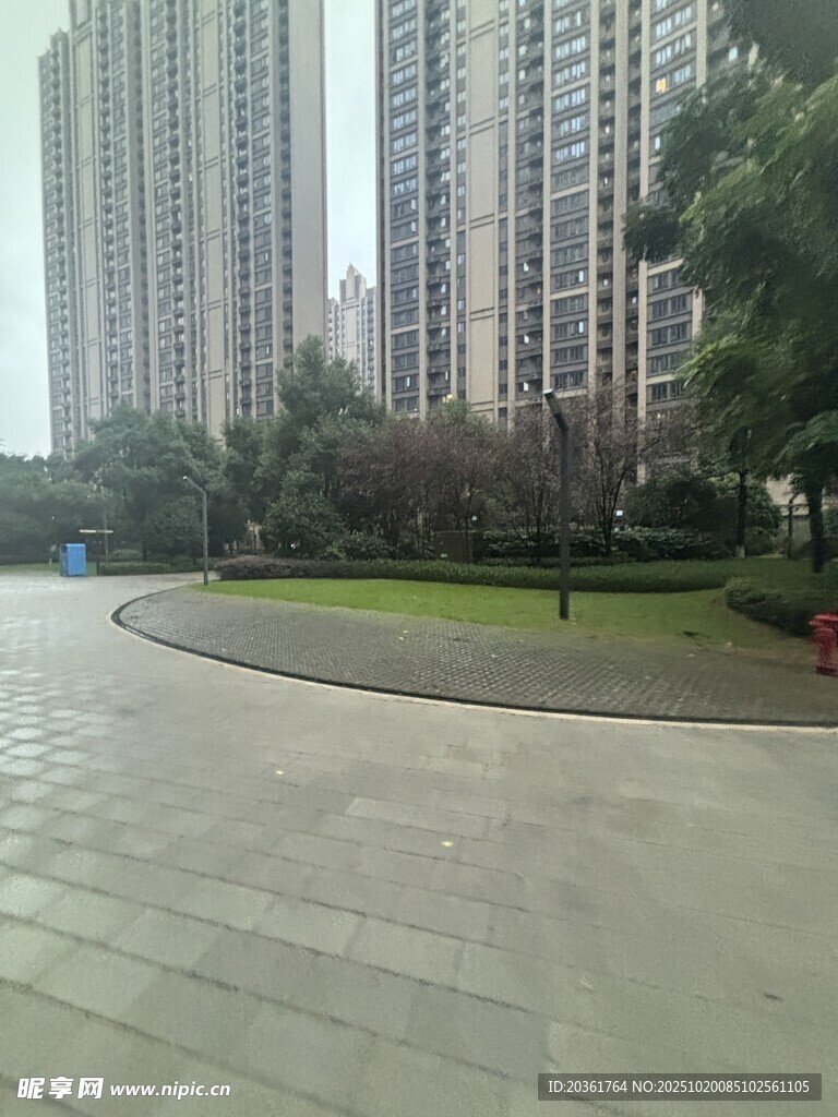 城市中的开阔广场与高楼