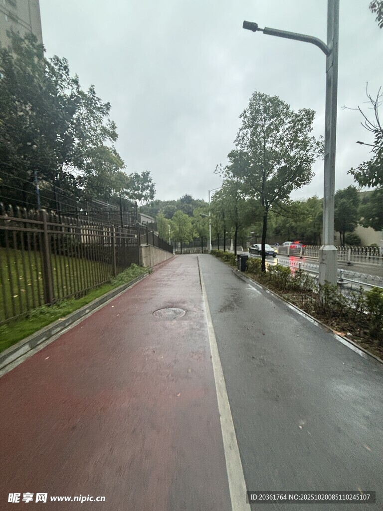 雨中的城市彩色骑行道路