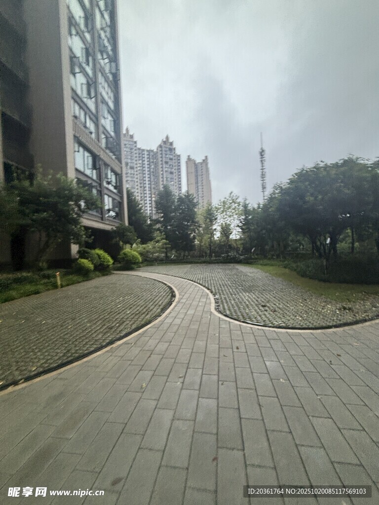 城市中宁静的砖石铺就小径