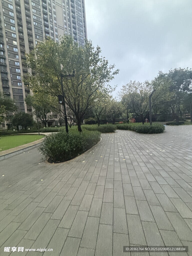 城市中静谧的休闲广场