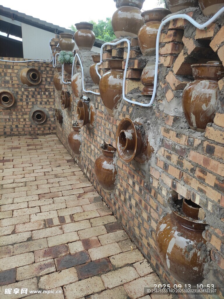 石墙陶罐装饰的户外景致