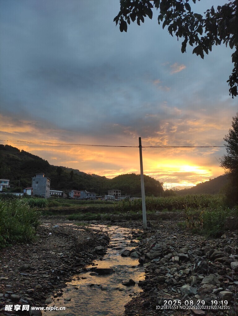 夕阳下的溪边乡村景致