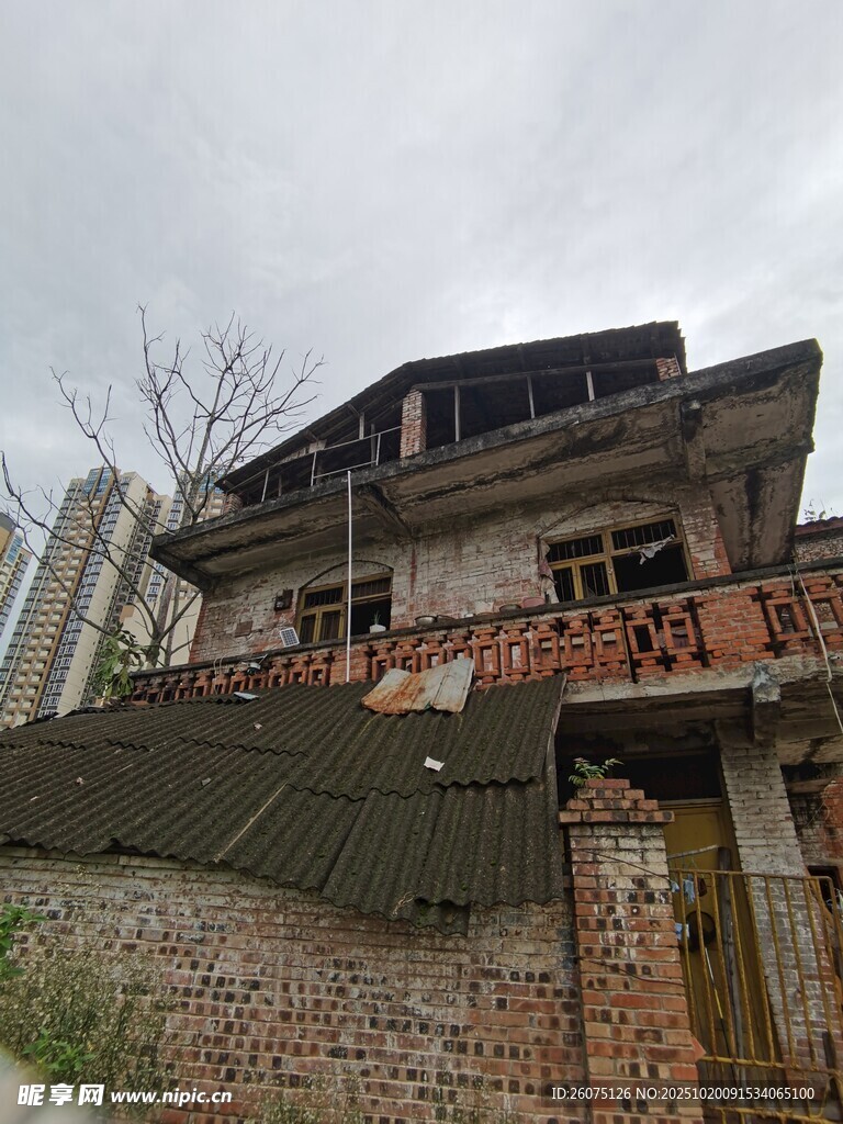 老旧破败的两层居民房屋