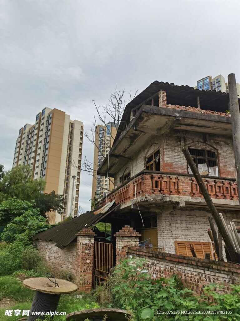 老旧房屋与背后的高楼对比