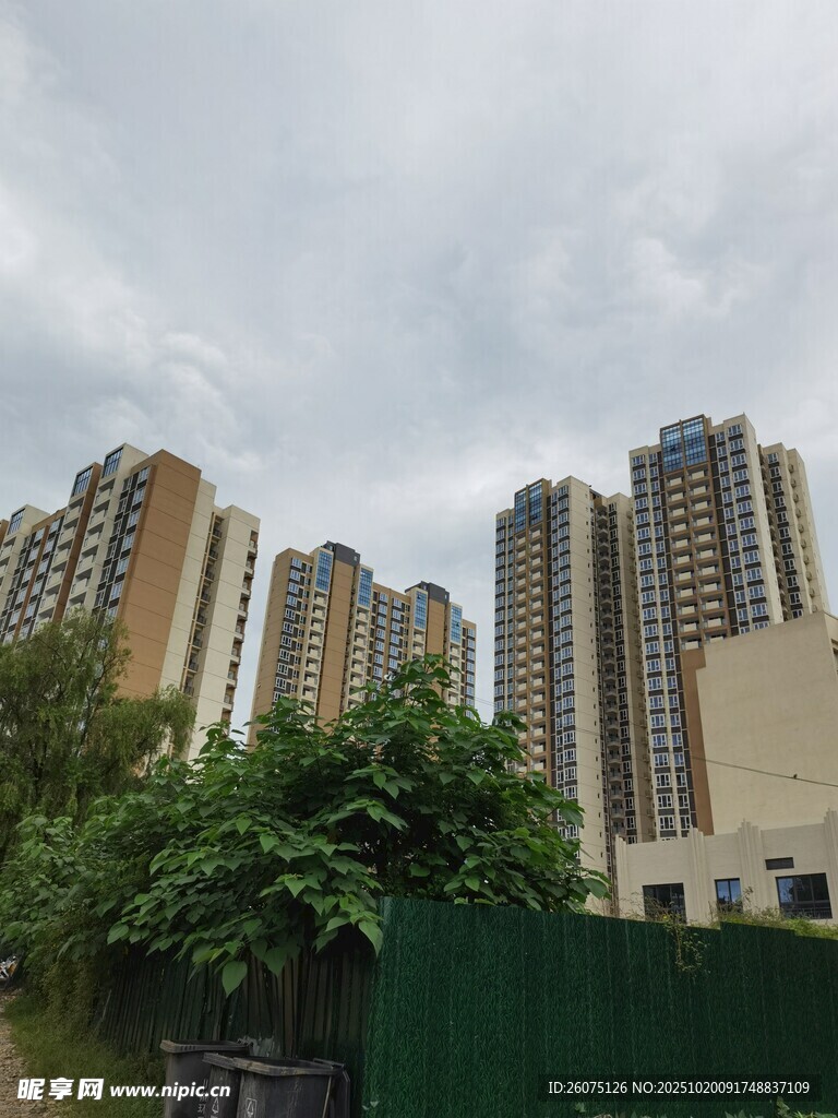 城市林立的高层住宅楼
