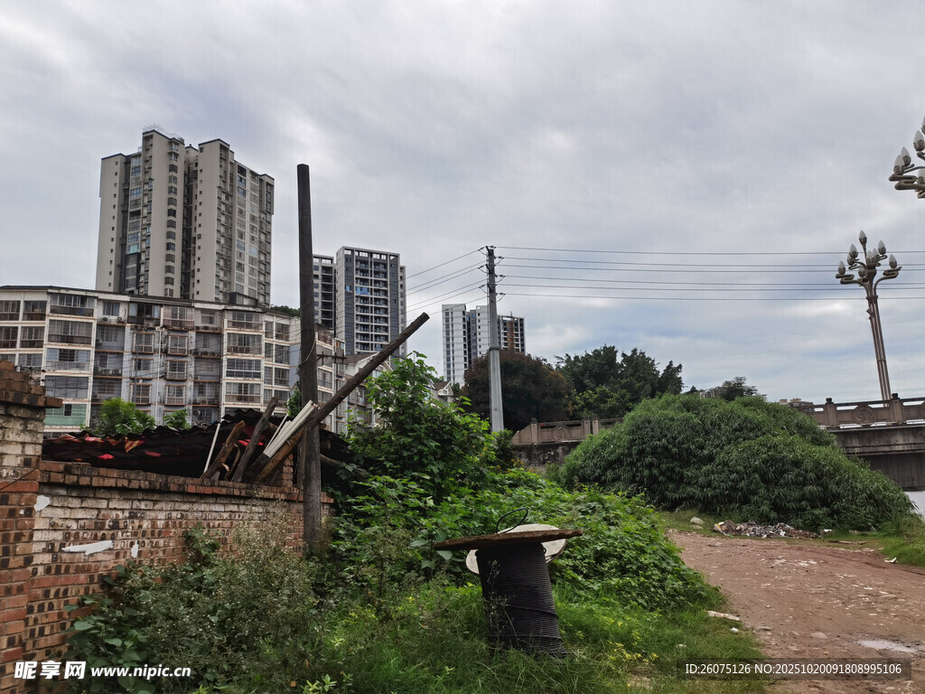 废弃地旁的城市建筑景观