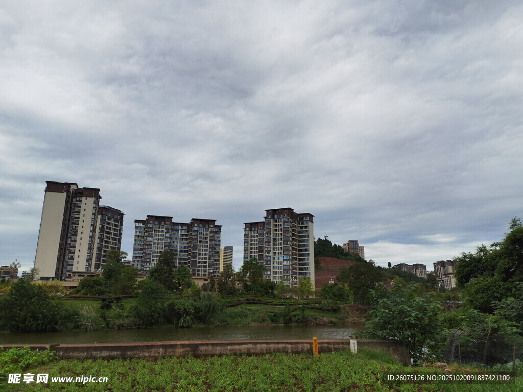 城郊田园与高楼景观