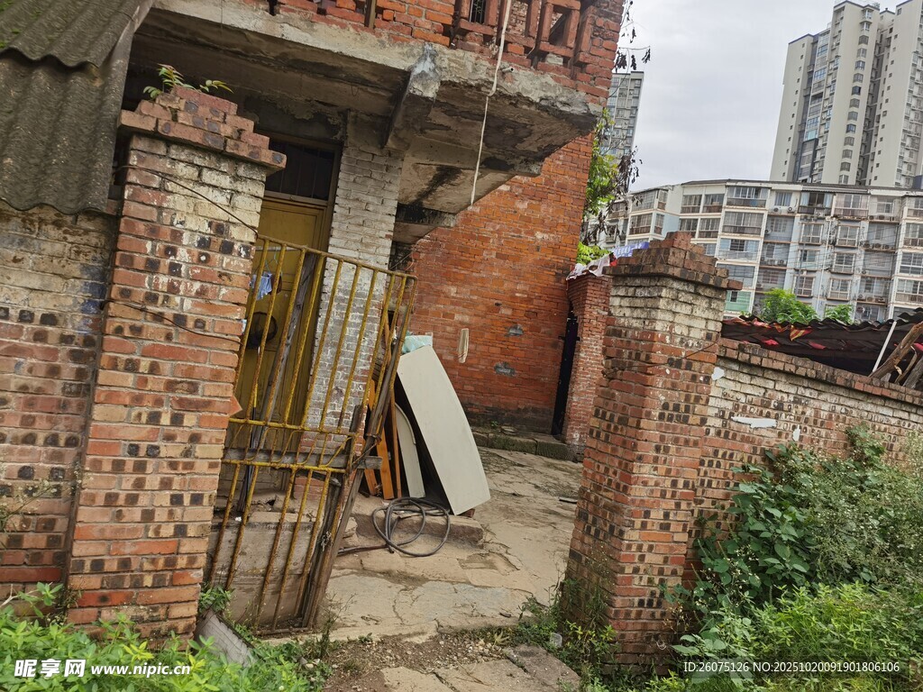 破旧砖墙处的废弃建筑角落
