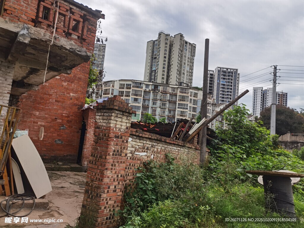 破旧建筑与远处高楼对比