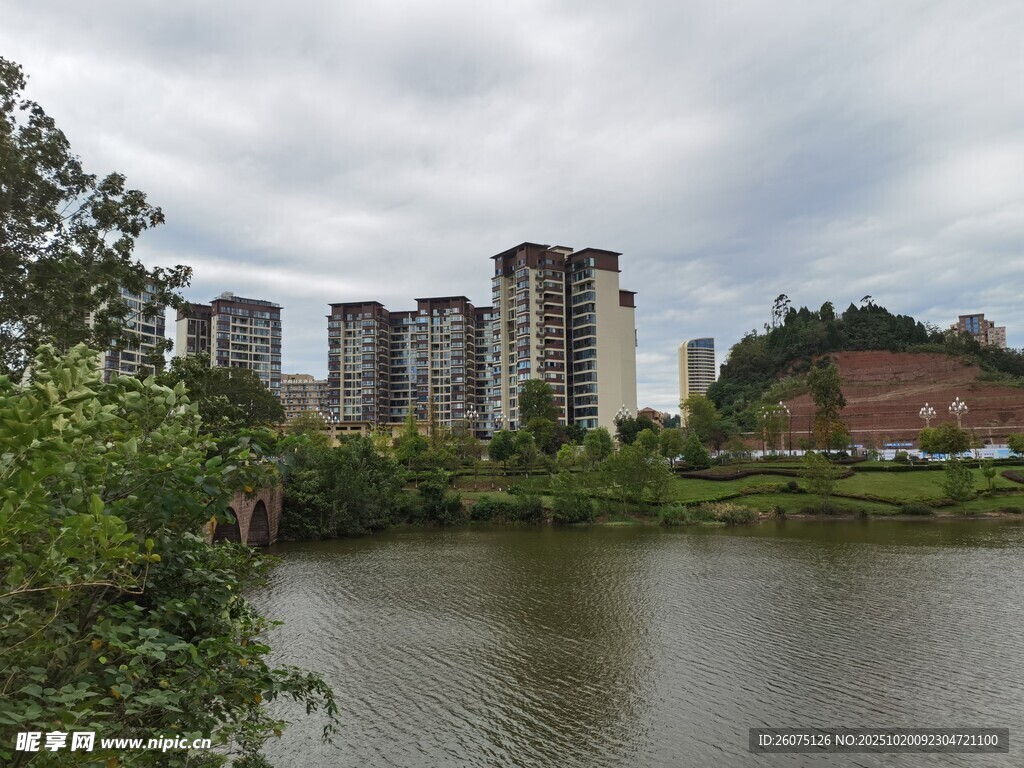 湖畔高楼与葱郁景致