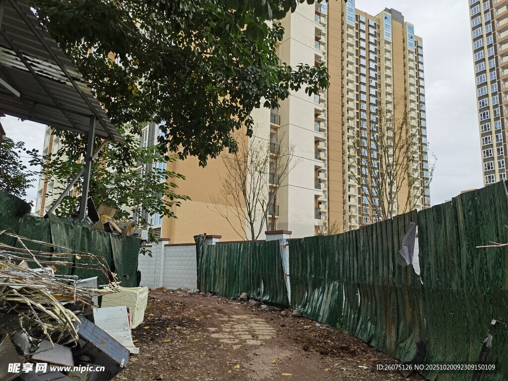 城市施工场地旁的高楼景观