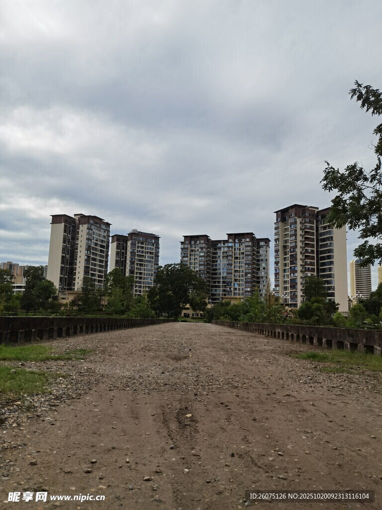 城郊土路旁的林立高楼