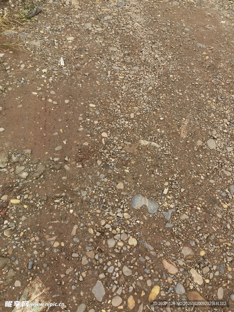 粗糙碎石泥巴地面特写