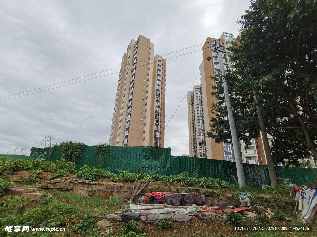 城市在建工地旁的高楼