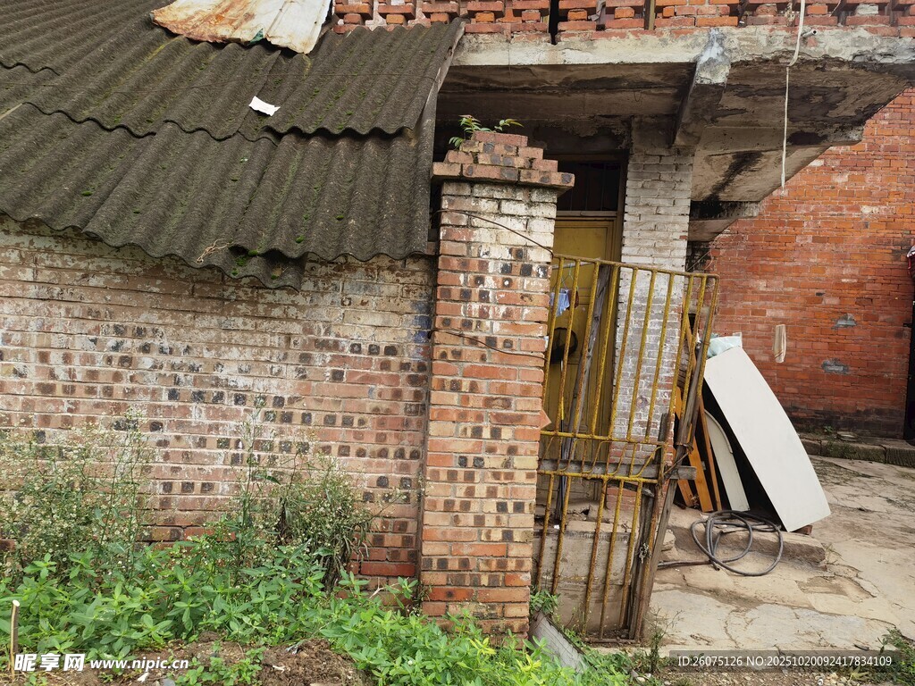 破旧砖墙旁的废弃小屋