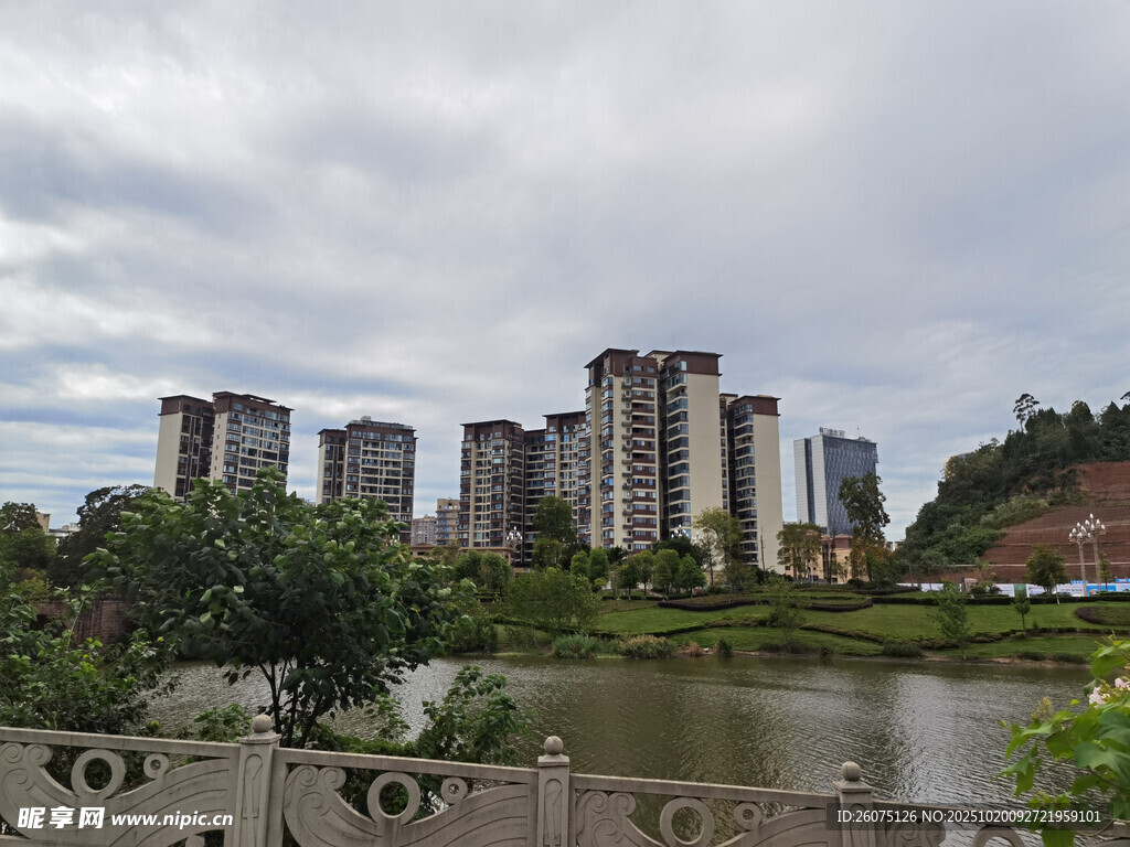 河畔高楼林立的城市景致