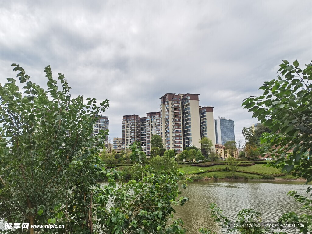 湖畔林立的现代高楼景观