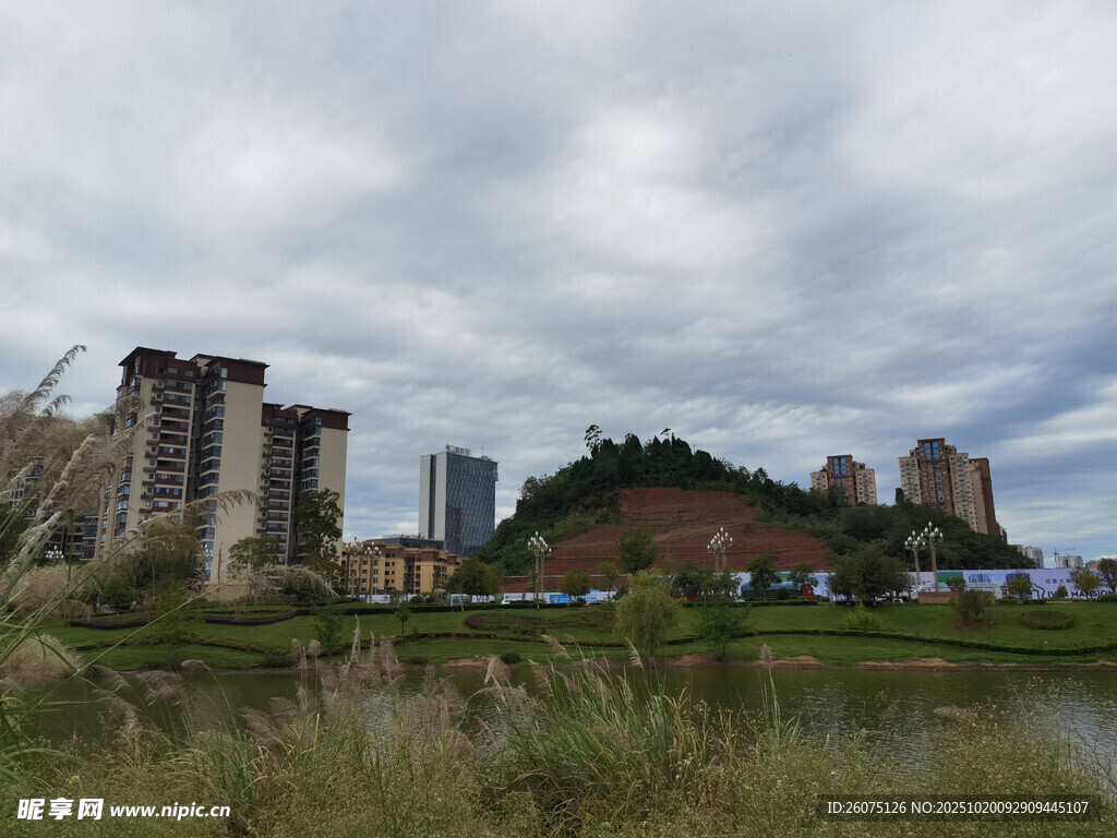 城市与山丘的自然景观