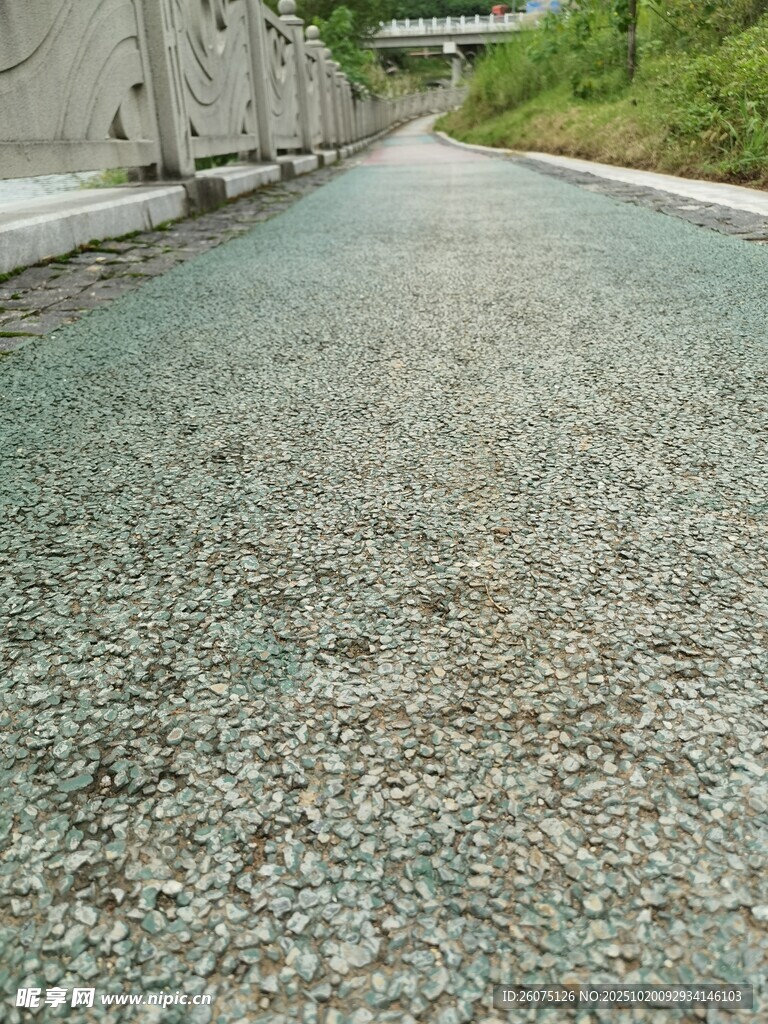 碎石铺就的道路