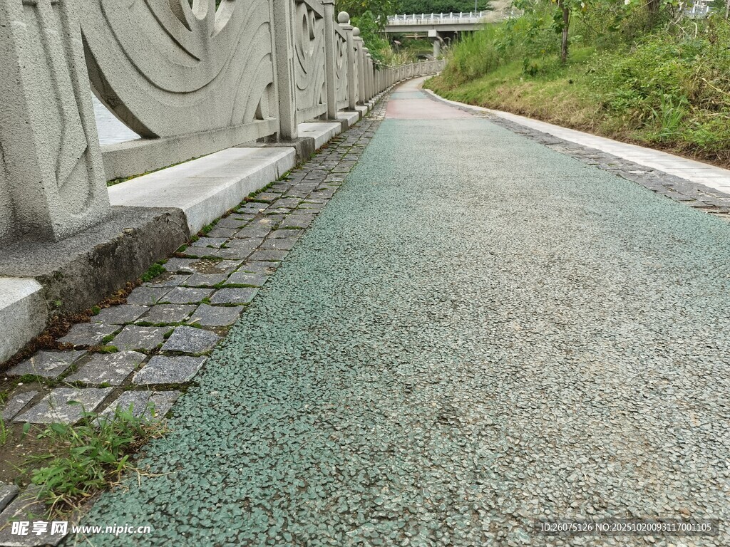 城市中精致的碎石步道