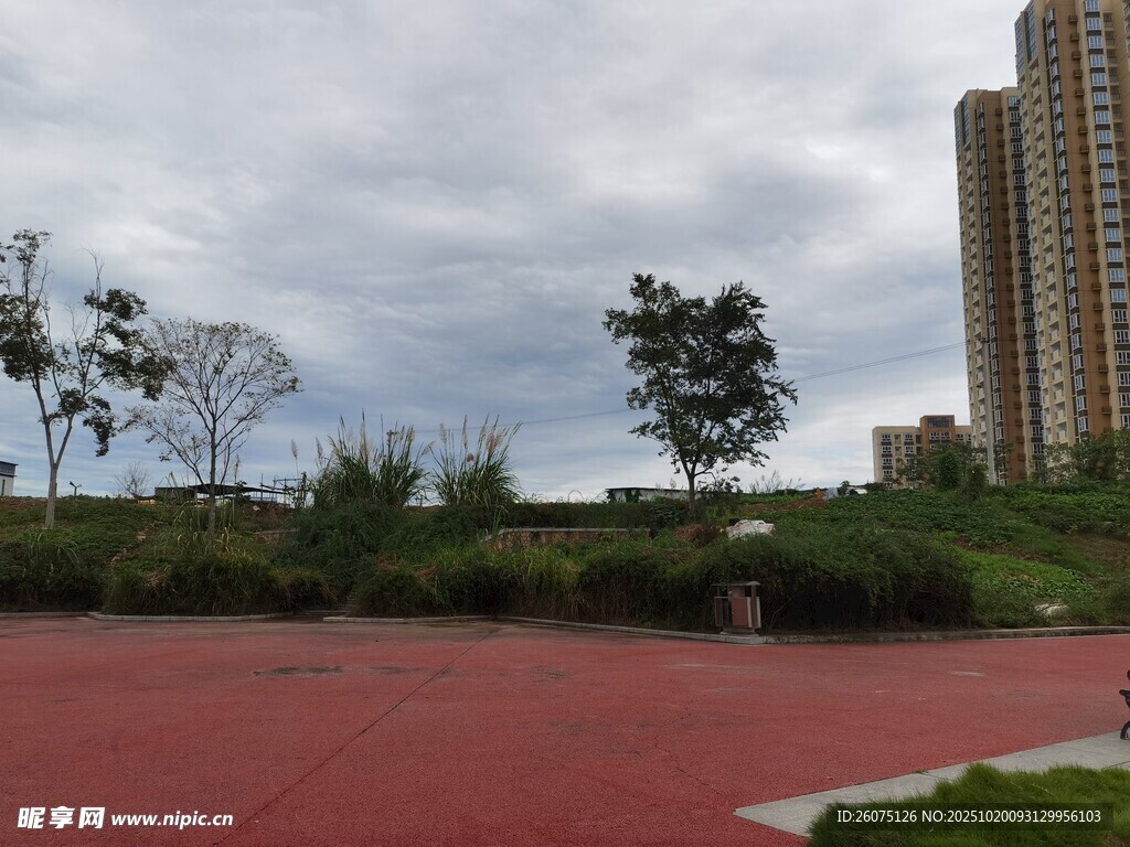 城市中的红色塑胶运动场地