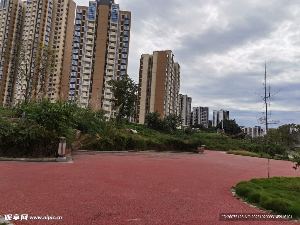 城市中的红色步道与高楼
