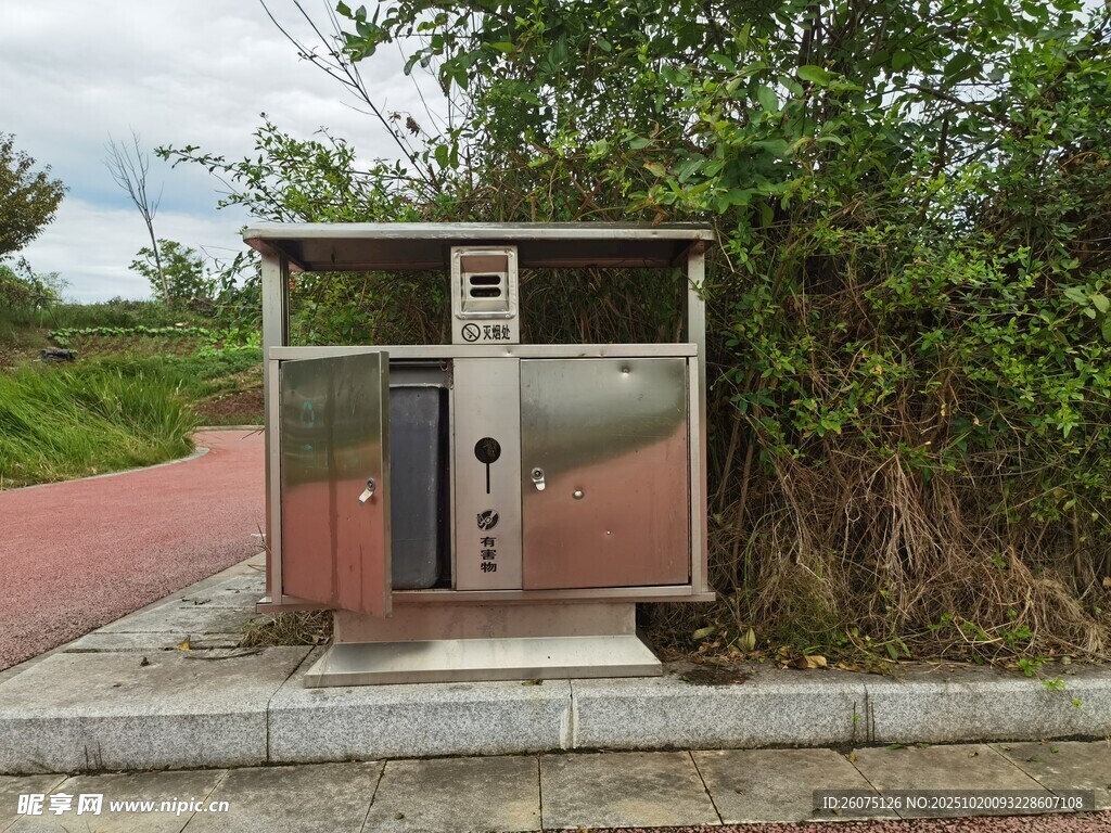 户外垃圾桶
