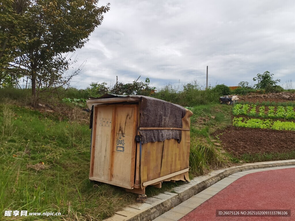 路边简易小木屋