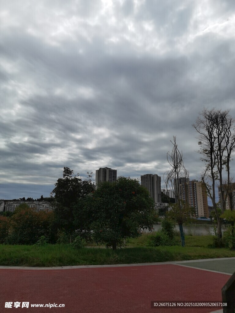 阴天公园跑道与远处建筑