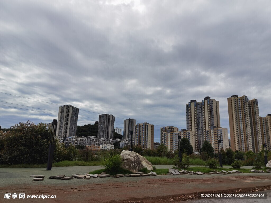 城市高楼与开阔草地景观