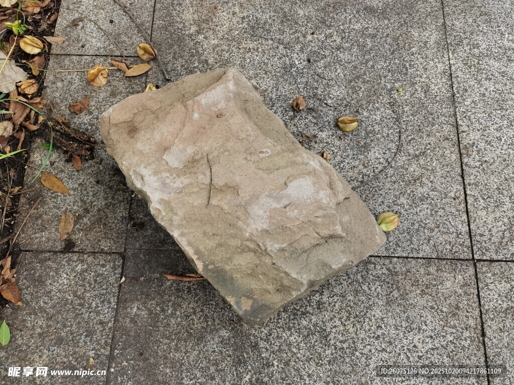 地面上的破石块