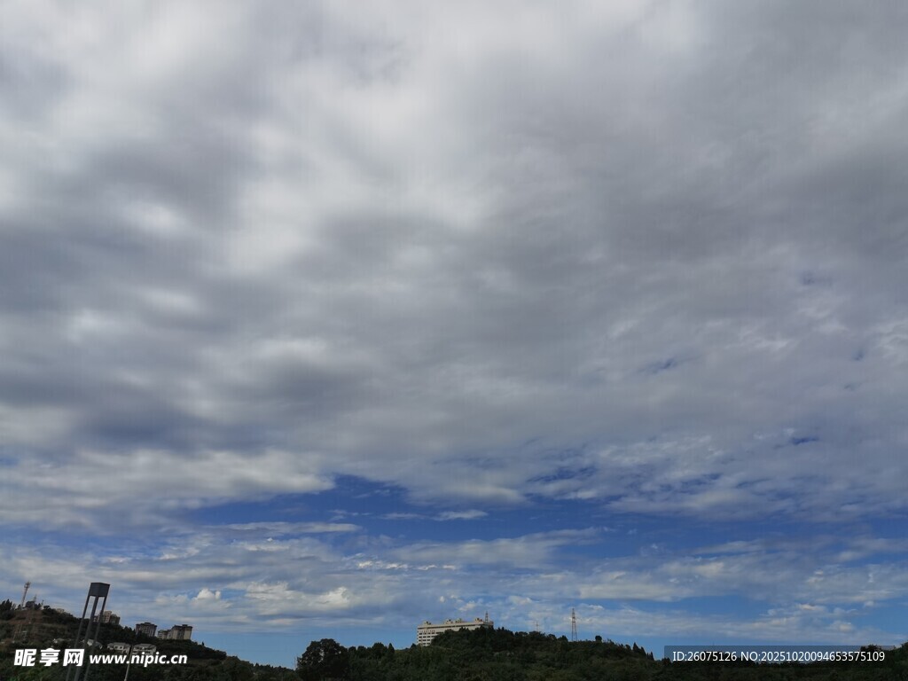 天空中密布的层叠云朵