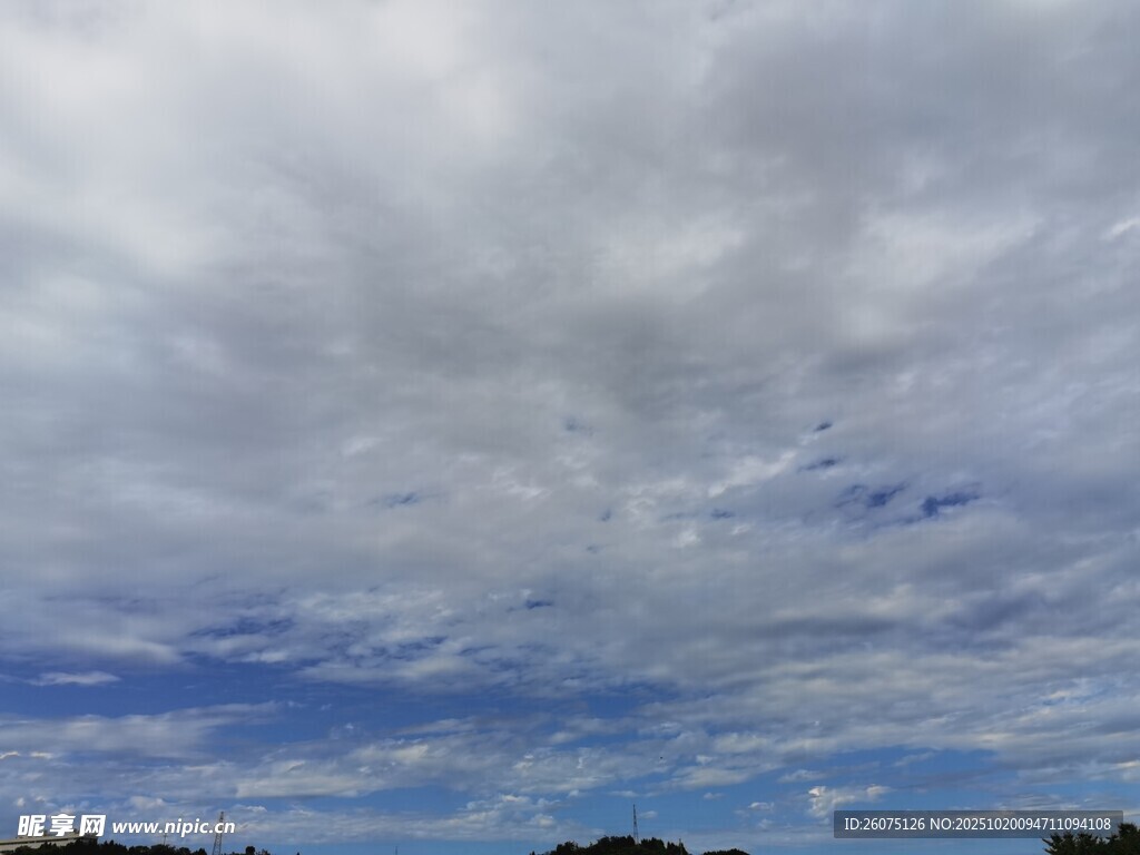 天空中密布的层叠云朵