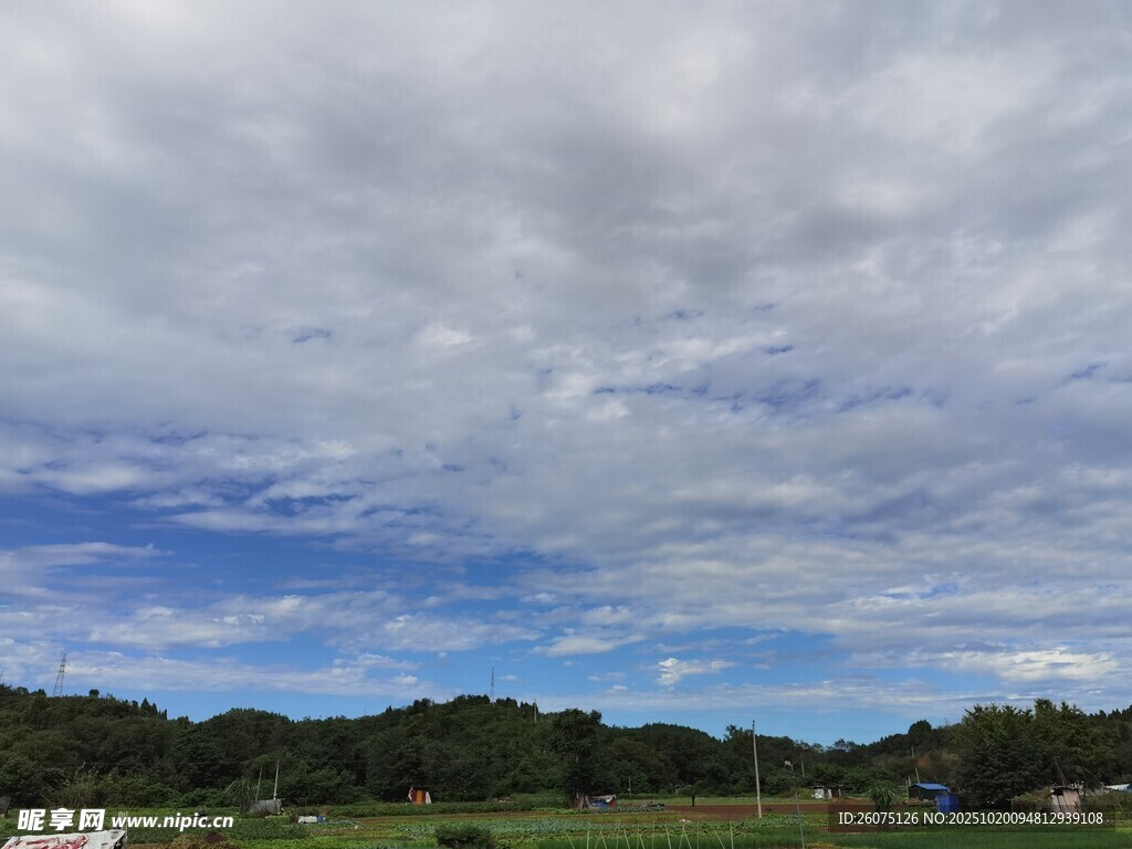 乡村天空下的云景风光